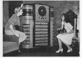 Photo of people sitting around a Crosley WLW Colossus Receiever